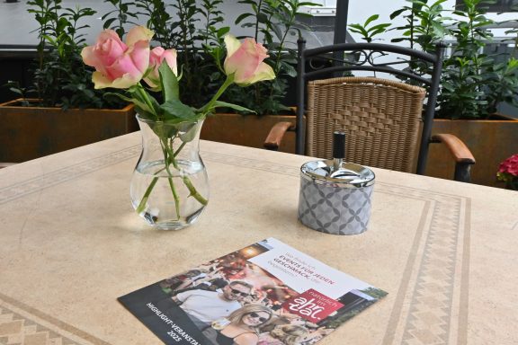 Terrasse mit Gartenmöbeln Terrasse mit hochwertigen Gartenmöbeln für eine komfortable Zeit im Freien.