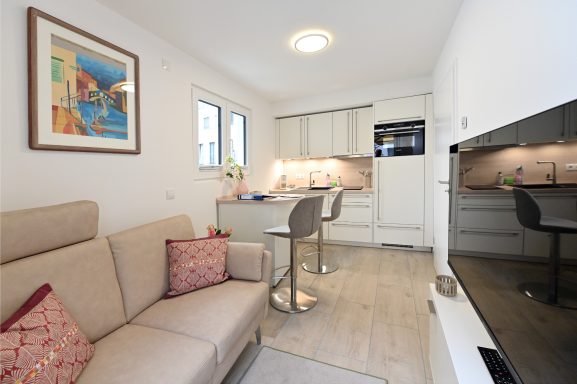 Wohn- Essbereich Wohn- Essbereich mit gemütlichen und hochwertigen Möbeln, Fernseher und direkter Zugang zur Terrasse.